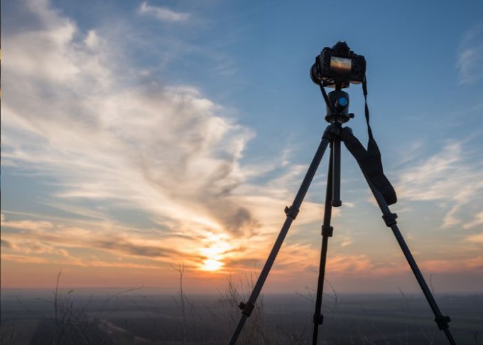 Aparat fotograficzny w statywie