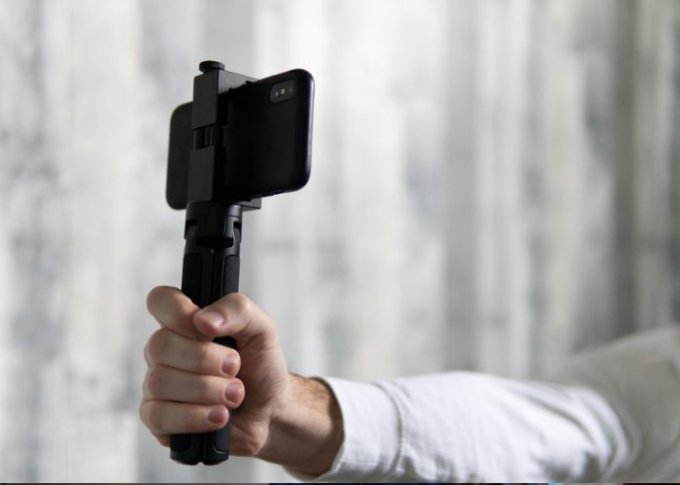 Selfie stick sparowany z telefonem Samsung