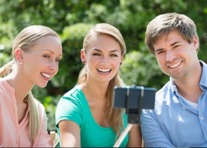 Z zoomem w selfie sticku można zrobić lepsze zdjęcie grupowe