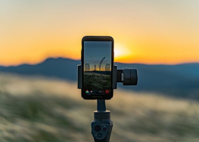 Zdjęcie panoramiczne krajobrazu robione za pomocą telefonu na statywie